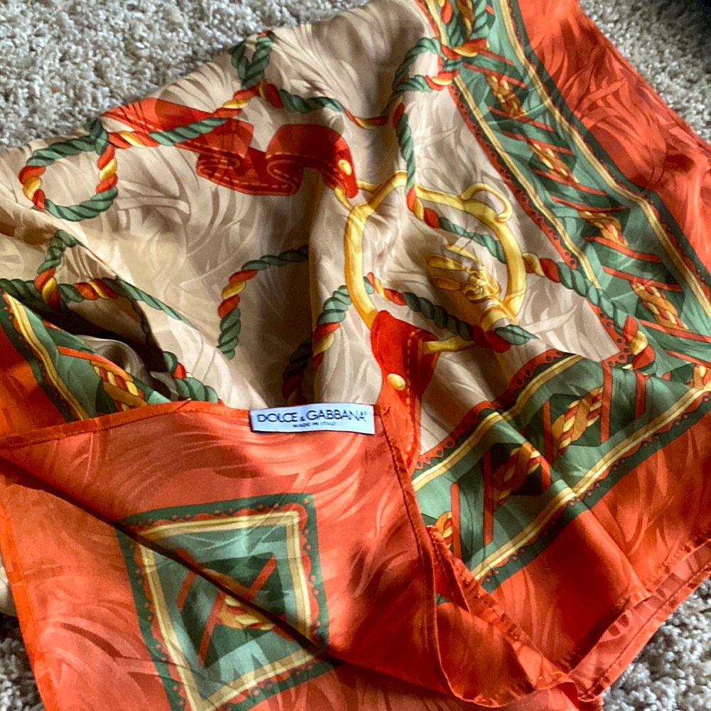 Exquisite Dolce & Gabbana Scarf